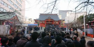 写真:花園神社での新年参拝